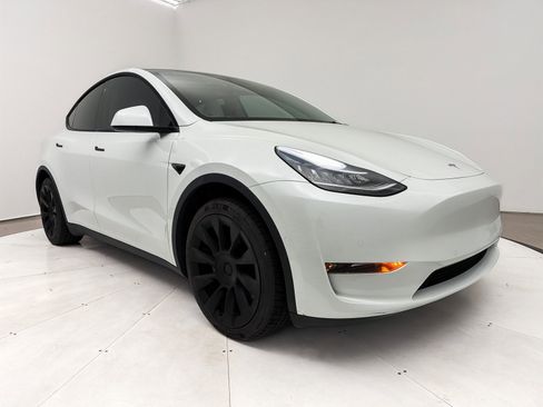 Used 2021 Tesla Model Y Long Range image 10