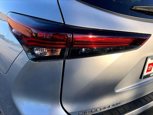 Certified 2025 Toyota Highlander XLE image 27
