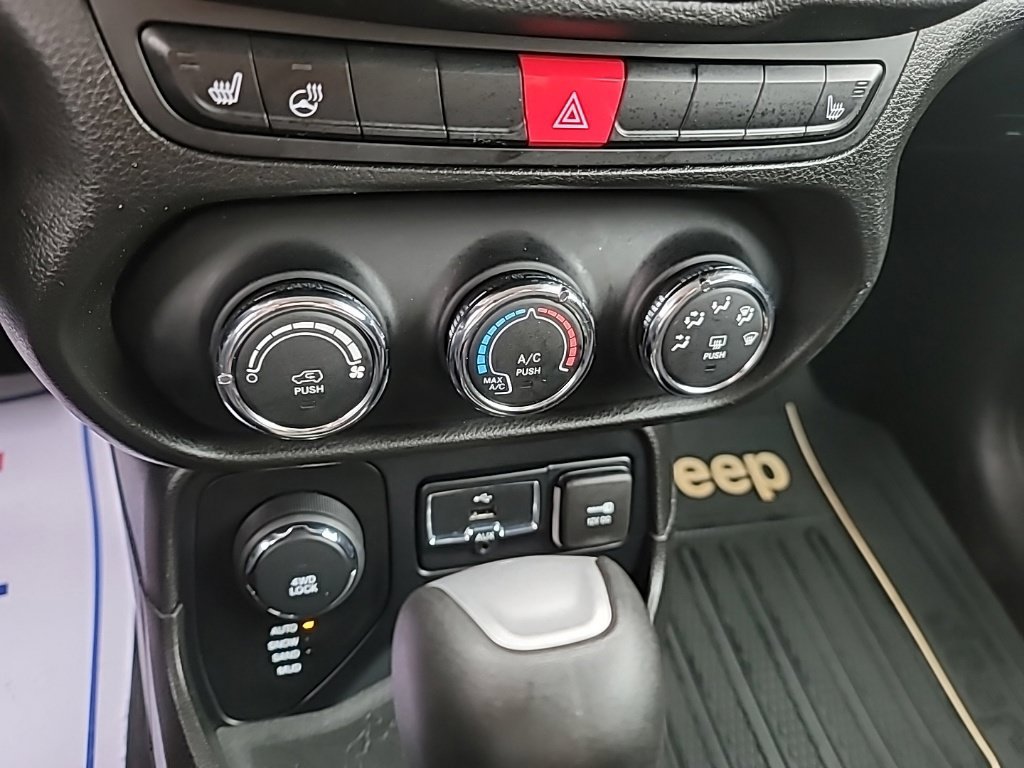 Used 2016 Jeep Renegade Latitude w/ Cold Weather Group AWD/4WD image 20