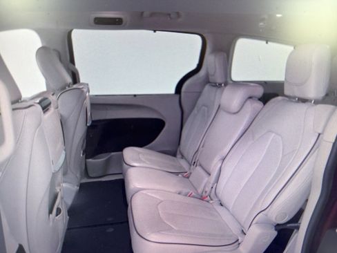 Used 2017 Chrysler Pacifica Limited FWD image 7