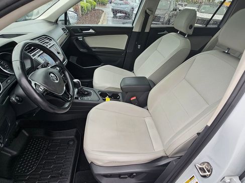 Used 2019 Volkswagen Tiguan SE w/ Panoramic Sunroof Package FWD image 16