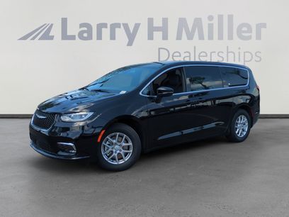 New 2025 Chrysler Pacifica Select