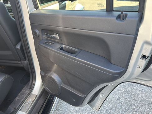 Used 2009 Jeep Liberty Limited w/ Premium Group II AWD/4WD image 24