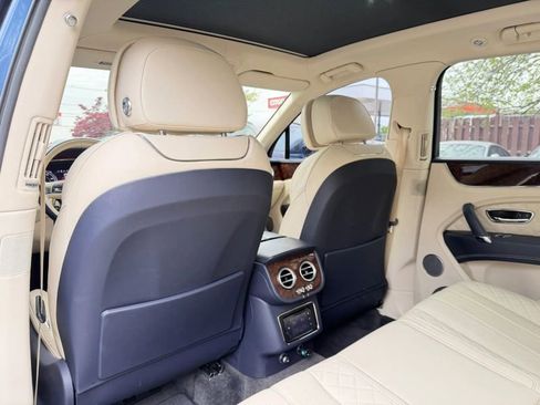 Used 2017 Bentley Bentayga AWD/4WD image 18