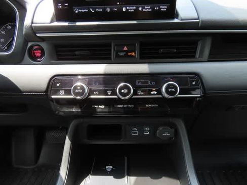 Used 2025 Honda Pilot Touring image 25
