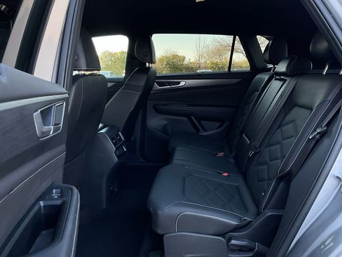 Used 2025 Volkswagen Atlas Cross Sport SE image 11