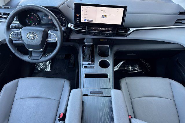 Certified 2026 Toyota Sienna XLE FWD image 17