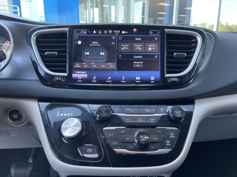 Used 2024 Chrysler Pacifica Touring-L image 28