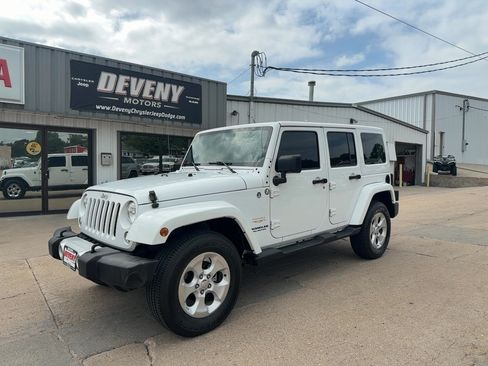 Used 2015 Jeep Wrangler Unlimited Sahara w/ Connectivity Group AWD/4WD image 2