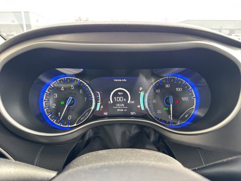 Used 2024 Chrysler Pacifica Touring-L image 28