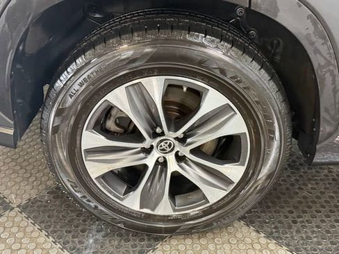 Used 2023 Toyota Highlander XLE image 38