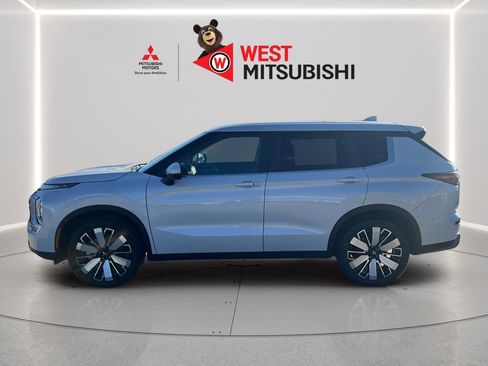 New 2026 Mitsubishi Outlander SE image 3