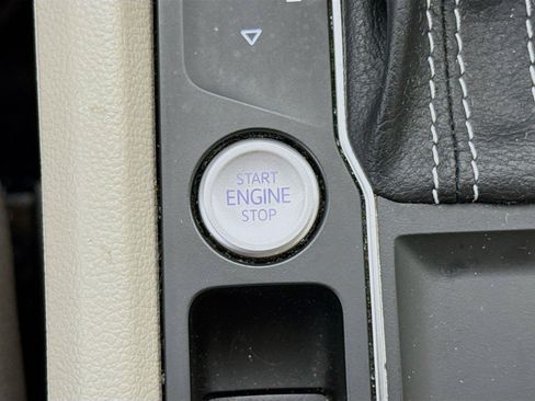 Used 2021 Volkswagen Atlas SE w/ Towing Package FWD image 10
