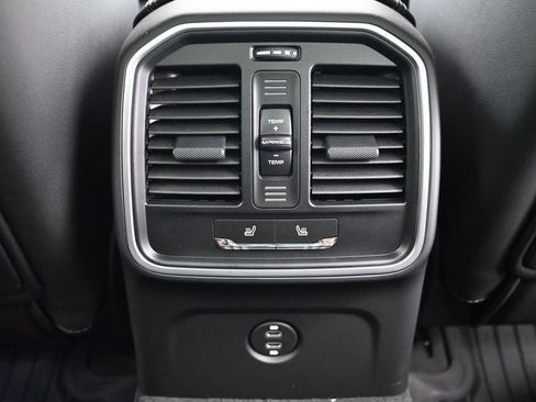 Used 2026 Porsche Macan AWD/4WD image 8