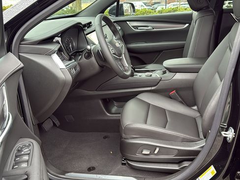 New 2025 Cadillac XT5 Luxury image 8