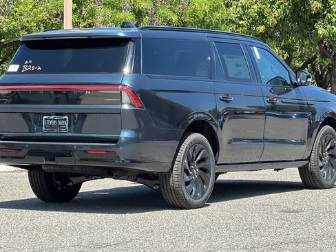 New 2026 Lincoln Navigator L Reserve w/ Jet Appearance Package AWD/4WD image 4