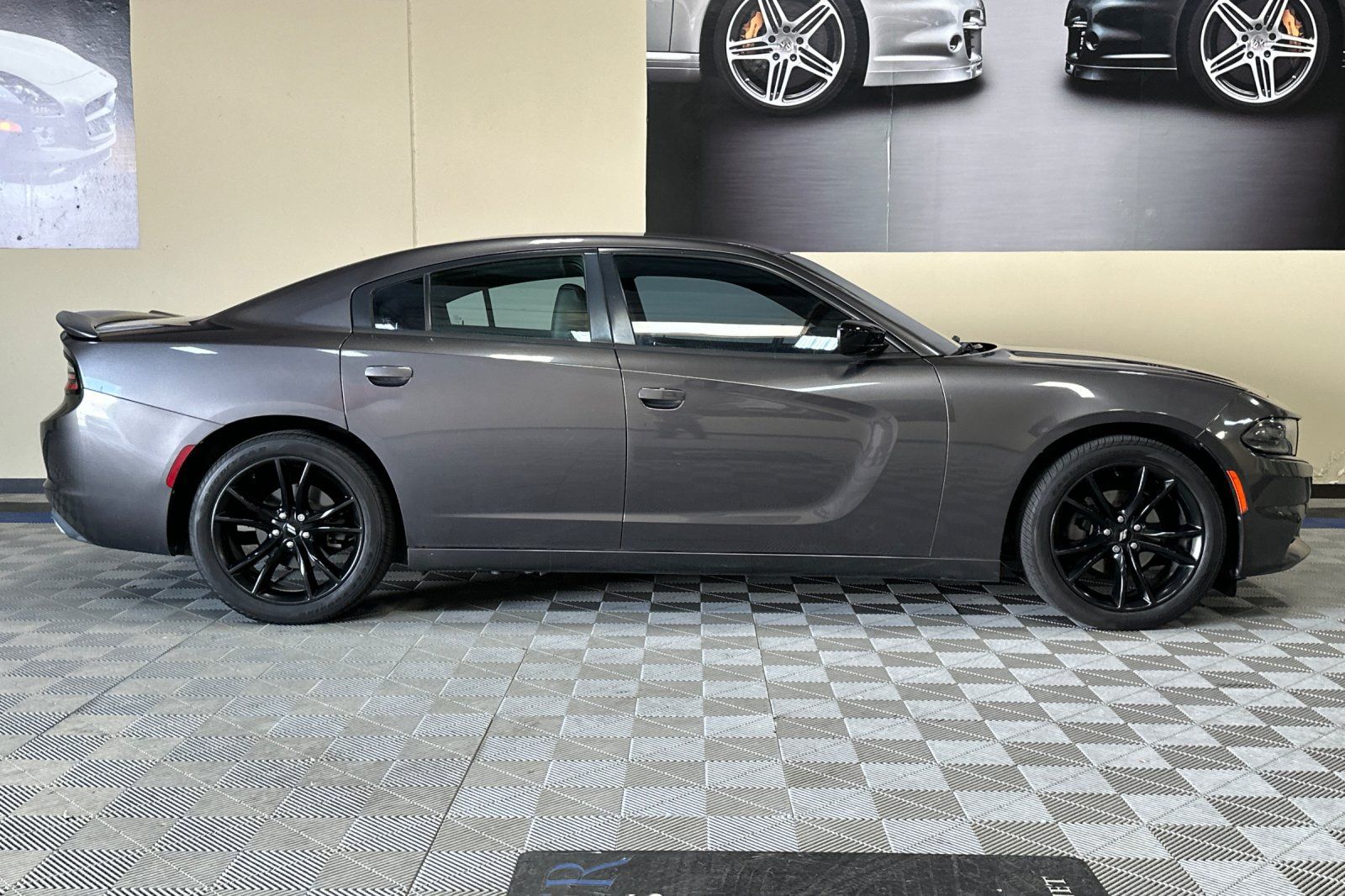 Used 2017 Dodge Charger SE w/ Blacktop Package RWD image 3