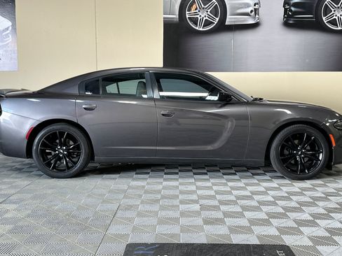 Used 2017 Dodge Charger SE w/ Blacktop Package RWD image 3