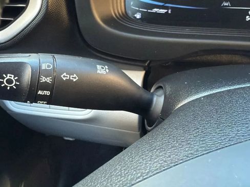 Used 2024 Hyundai Venue SEL FWD image 14