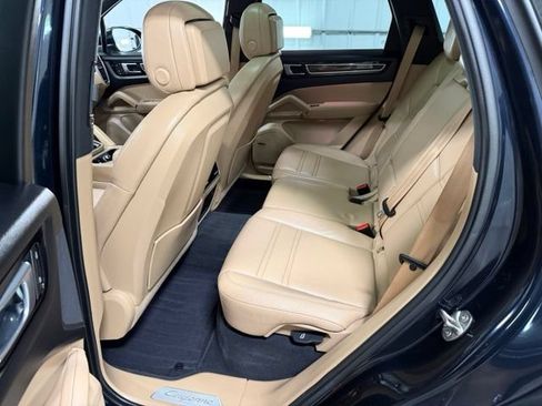 Used 2023 Porsche Cayenne Platinum Edition AWD/4WD image 11