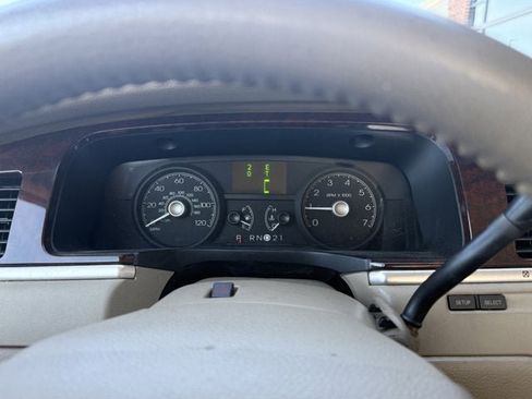 Used 2006 Lincoln Town Car Signature image 20