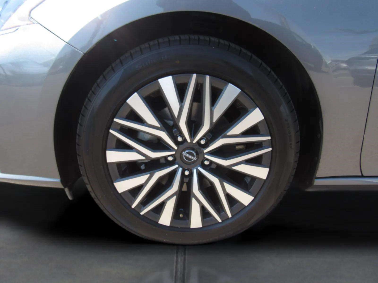 Used 2024 Nissan Altima 2.5 SV FWD image 4