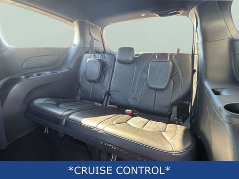 Used 2024 Chrysler Pacifica Select image 19