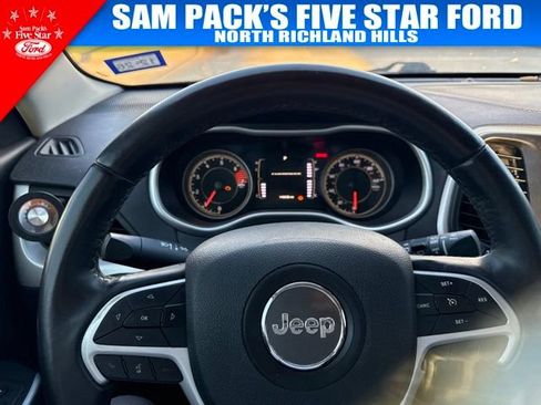 Used 2018 Jeep Cherokee Latitude Plus FWD image 7