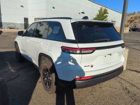 Used 2025 Jeep Grand Cherokee Altitude AWD/4WD image 4