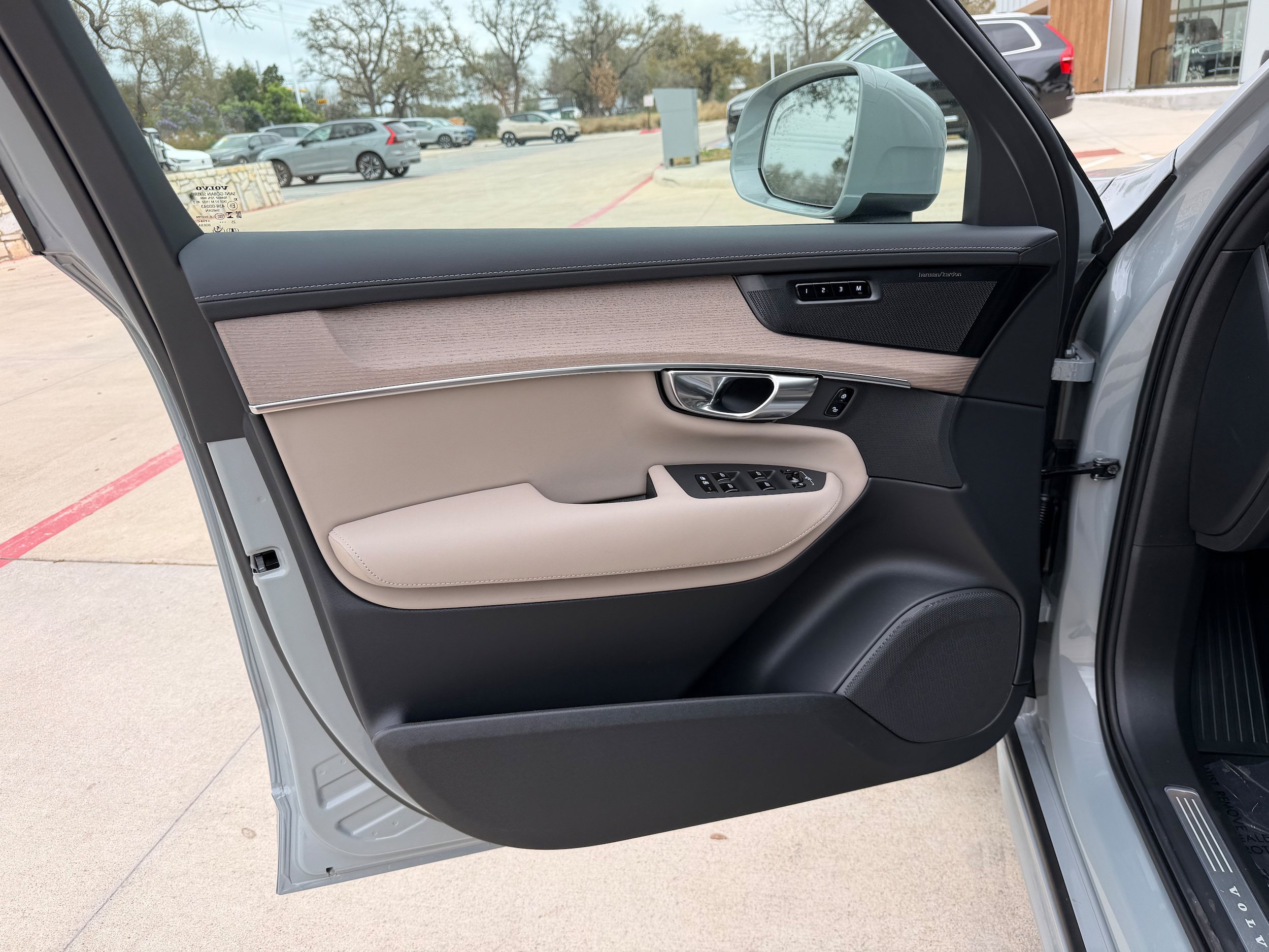 New 2026 Volvo XC90 B6 Plus w/ Protection Package Premier AWD/4WD image 18