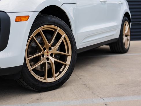 Certified 2025 Porsche Macan image 12