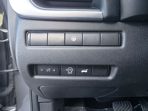 Used 2024 Nissan Rogue SV image 12