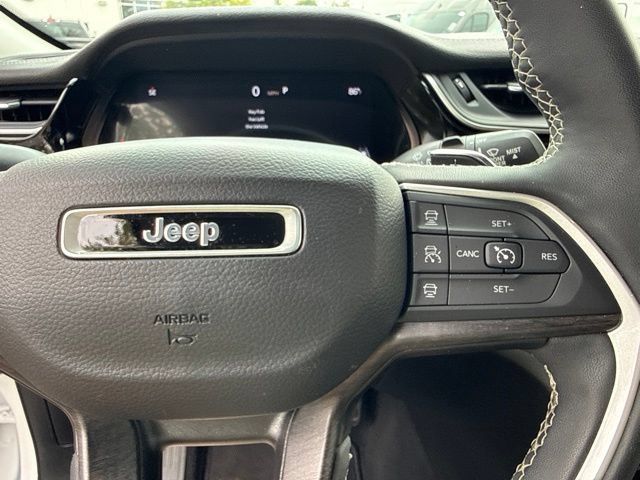 Used 2023 Jeep Grand Cherokee Limited w/ Black Appearance Package AWD/4WD image 37