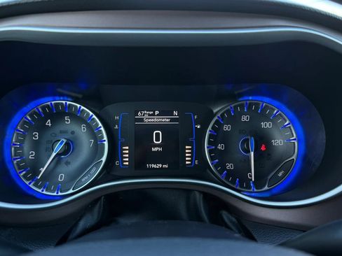 Used 2019 Chrysler Pacifica Touring-L image 56