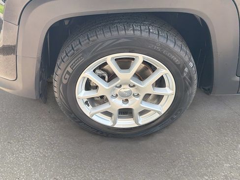 Used 2019 Jeep Renegade Latitude FWD image 40