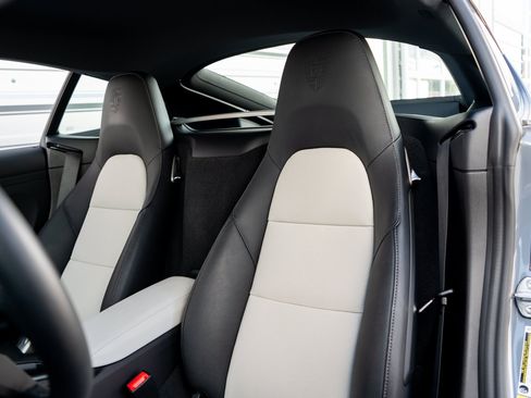 Used 2024 Porsche 718 Cayman RWD image 9