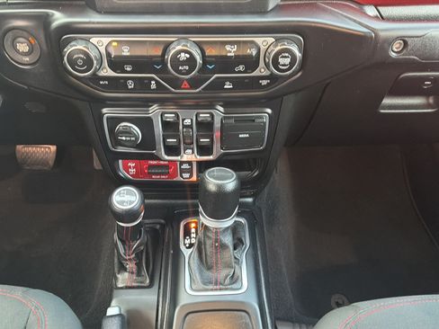 Used 2020 Jeep Gladiator Rubicon AWD/4WD image 4
