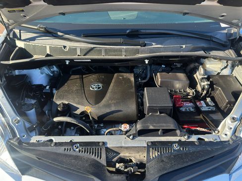 Used 2020 Toyota Sienna L image 27