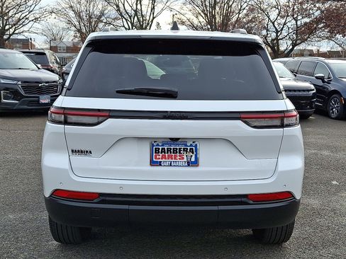 Used 2024 Jeep Grand Cherokee Altitude image 5