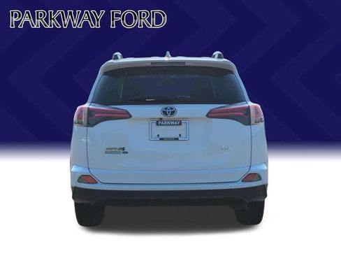 Used 2018 Toyota RAV4 LE FWD image 4