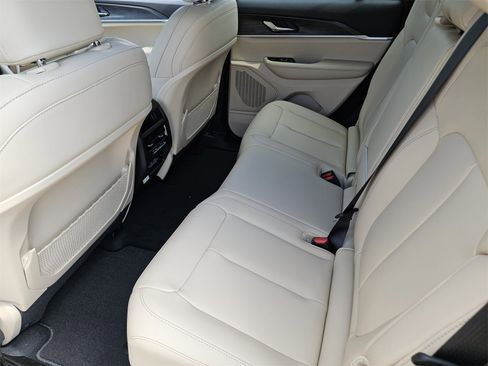 New 2025 Jeep Grand Cherokee Limited image 30