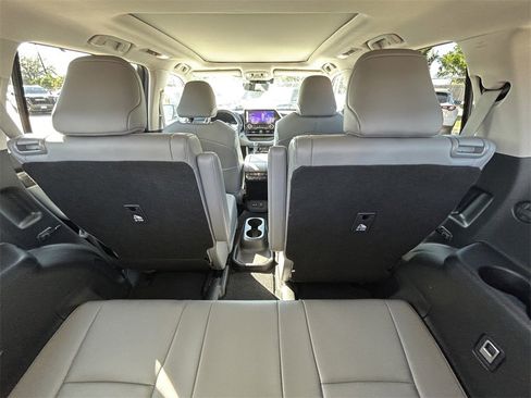 Used 2023 Toyota Highlander Platinum image 17