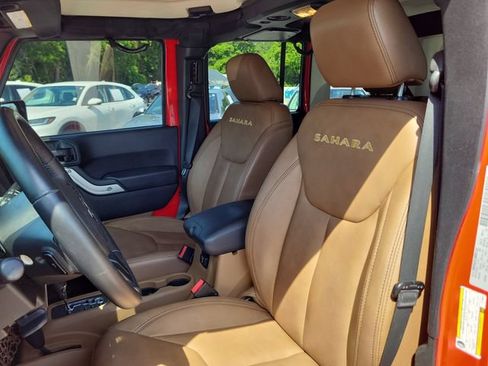 Used 2015 Jeep Wrangler Unlimited Sahara w/ Dual Top Group AWD/4WD image 17