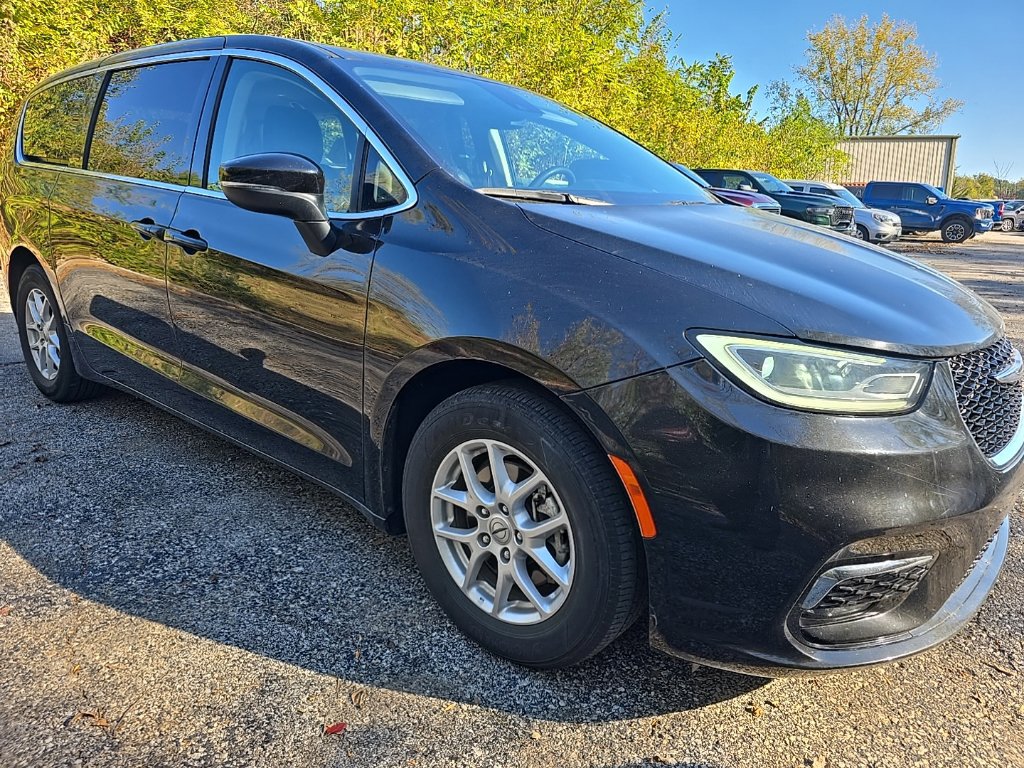 Used 2023 Chrysler Pacifica Touring-L FWD image 10