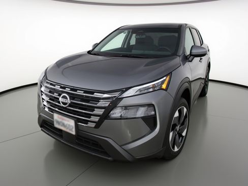 Used 2025 Nissan Rogue SV image 3