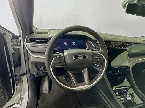 New 2025 Jeep Grand Cherokee Limited image 15