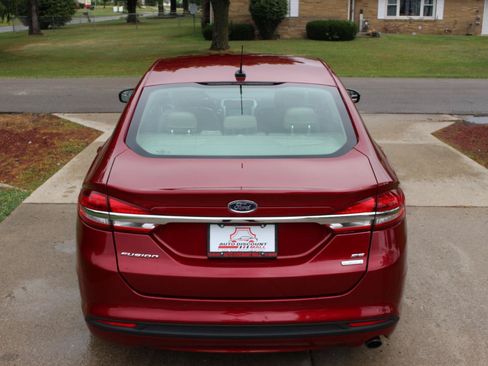 Used 2017 Ford Fusion SE w/ Fusion SE Technology Package FWD image 9