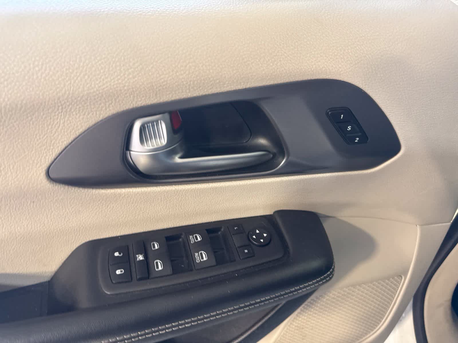 Used 2023 Chrysler Pacifica Touring-L FWD image 18