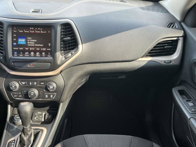 Used 2016 Jeep Cherokee Latitude w/ Cold Weather Group AWD/4WD image 18