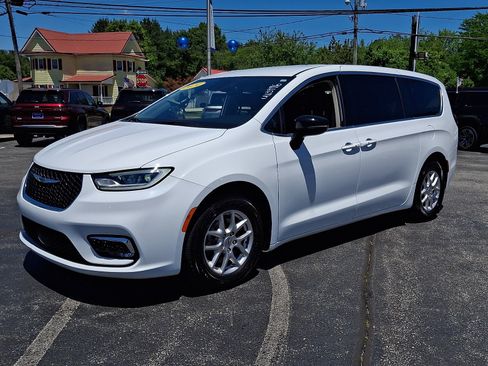 Used 2024 Chrysler Pacifica Touring-L FWD image 3